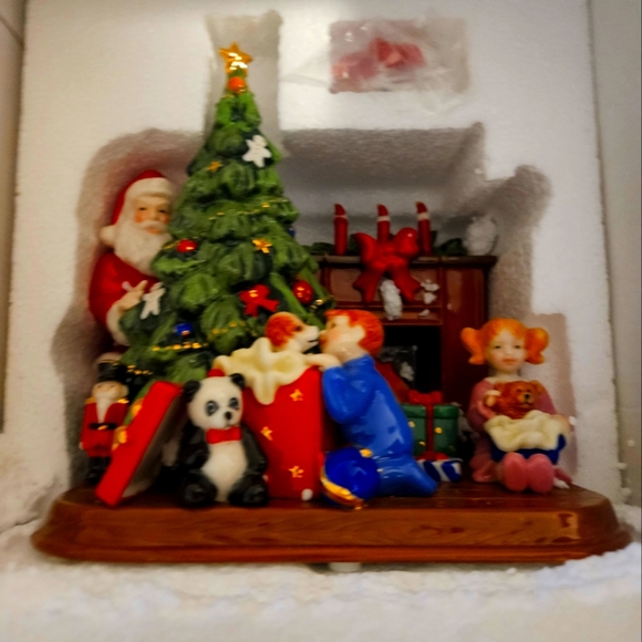 Royal Daulton Christmas Morning Diarama - Picture 1 of 1